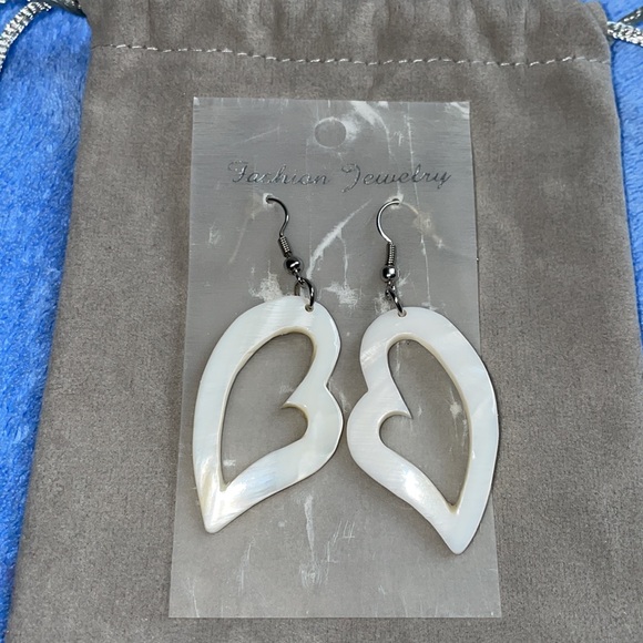 Vintage 1970’s Organic Cow Horn White Heart Earrings - Picture 2 of 2